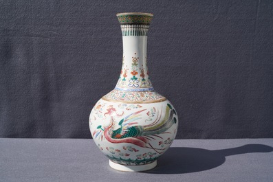 Un vase de forme bouteille en porcelaine de Chine famille rose, marque et &eacute;poque de Guangxu
