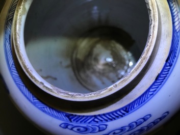 Une paire de jarres en porcelaine de Chine bleu et blanc &agrave; d&eacute;cor de gar&ccedil;ons, Kangxi