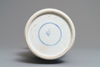 Un vase de forme yenyen en porcelaine de Chine bleu et blanc, Kangxi