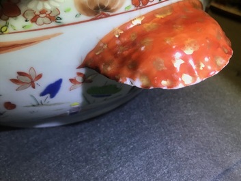 Une terrine couverte en porcelaine de Chine famille verte &agrave; d&eacute;cor de femmes dans un paysage, Yongzheng