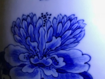 Un vase de forme yenyen en porcelaine de Chine bleu et blanc &agrave; d&eacute;cor 'bianco sopra bianco', Kangxi