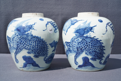 Une paire de pots en porcelaine de Chine bleu et blanc &agrave; d&eacute;cor d'un kylin, &eacute;poque Transition
