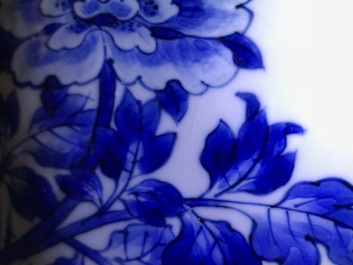 Un vase de forme yenyen en porcelaine de Chine bleu et blanc &agrave; d&eacute;cor 'bianco sopra bianco', Kangxi