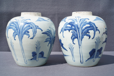 Une paire de pots en porcelaine de Chine bleu et blanc &agrave; d&eacute;cor d'un kylin, &eacute;poque Transition
