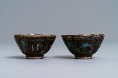 Une paire de tasses et soucoupes en argent et laque burgaut&eacute;, Chine, Kangxi
