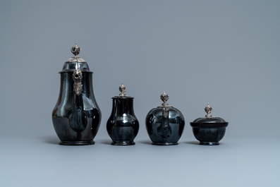 Een vierdelig koffieservies in zwart aardewerk met zilveren montuur, Namen, 18e eeuw