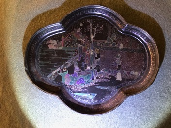 Une paire de tasses et soucoupes en argent et laque burgaut&eacute;, Chine, Kangxi