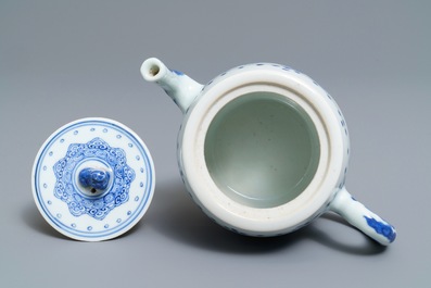 Een Chinese blauw-witte theepot met landschapsdecor, Kangxi