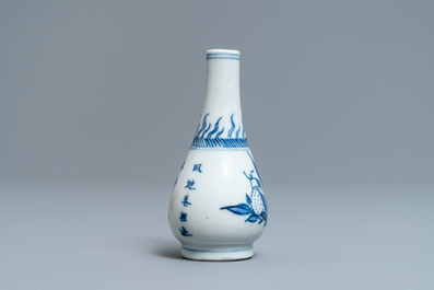 Een Chinees blauw-wit vaasje met vruchten en kalligrafie, Transitie periode