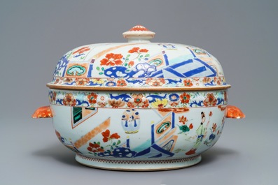 Une terrine couverte en porcelaine de Chine famille verte &agrave; d&eacute;cor de femmes dans un paysage, Yongzheng