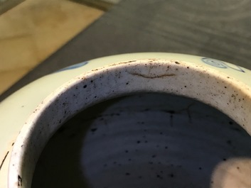 Une paire de pots en porcelaine de Chine bleu et blanc &agrave; d&eacute;cor d'un kylin, &eacute;poque Transition