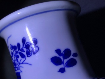 Un vase de forme rouleau en porcelaine de Chine bleu et blanc, Kangxi