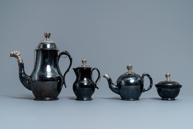 Een vierdelig koffieservies in zwart aardewerk met zilveren montuur, Namen, 18e eeuw