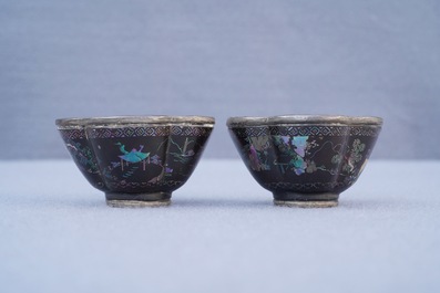 Une paire de tasses et soucoupes en argent et laque burgaut&eacute;, Chine, Kangxi