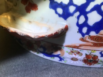 Une terrine couverte en porcelaine de Chine famille verte &agrave; d&eacute;cor de femmes dans un paysage, Yongzheng