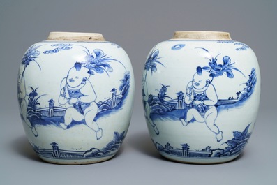 Une paire de jarres en porcelaine de Chine bleu et blanc &agrave; d&eacute;cor de gar&ccedil;ons, Kangxi