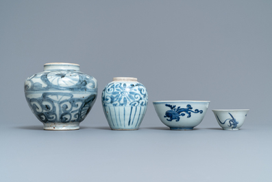 Een collectie divers Chinees blauw-wit porselein, Ming