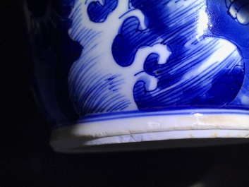 Un vase de forme rouleau en porcelaine de Chine bleu et blanc, Kangxi