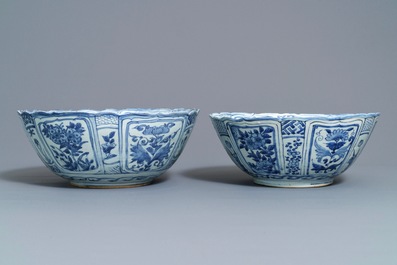 Une paire de grands bols en porcelaine de Chine bleu et blanc de type kraak, Wanli