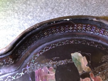 Une paire de tasses et soucoupes en argent et laque burgaut&eacute;, Chine, Kangxi