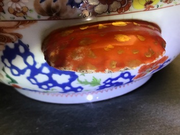 Une terrine couverte en porcelaine de Chine famille verte &agrave; d&eacute;cor de femmes dans un paysage, Yongzheng
