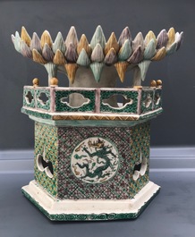 Un groupe en biscuit &eacute;maill&eacute; vert figurant Guanyin &agrave; l'enfant sur tr&ocirc;ne de lotus, Kangxi