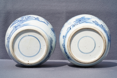 Une paire de jarres en porcelaine de Chine bleu et blanc &agrave; d&eacute;cor de gar&ccedil;ons, Kangxi