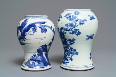Deux vases en porcelaine de Chine en bleu et blanc, Kangxi