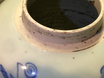 Une paire de pots en porcelaine de Chine bleu et blanc &agrave; d&eacute;cor d'un kylin, &eacute;poque Transition