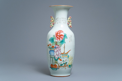 Een Chinese famille rose vaas met tweezijdig decor, 19/20e eeuw