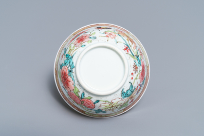 Une tasse et soucoupe en porcelaine de Chine famille rose &agrave; d&eacute;cor d'insectes, Yongzheng