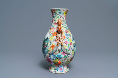 Een Chinese famille rose millefleurs vaas met landschappen, Qianlong merk, Republiek, 20e eeuw