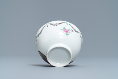 Een Chinese famille rose kop en schotel met een dame met haar dienaar, Qianlong