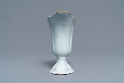 Une aigui&egrave;re casque en fa&iuml;ence blanche de Delft, 18&egrave;me