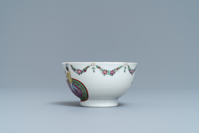 Een Chinese famille rose kop en schotel met een dame met haar dienaar, Qianlong