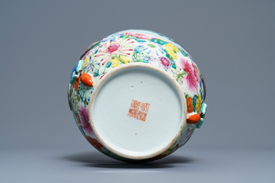 Een Chinese famille rose millefleurs vaas met landschappen, Qianlong merk, Republiek, 20e eeuw