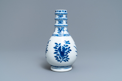 Een Chinese blauw-witte flesvormige vaas, Kangxi merk, 19e eeuw