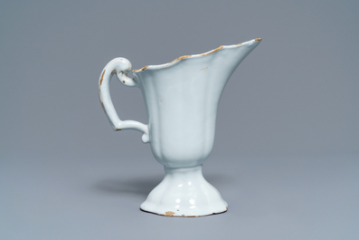 Une aigui&egrave;re casque en fa&iuml;ence blanche de Delft, 18&egrave;me