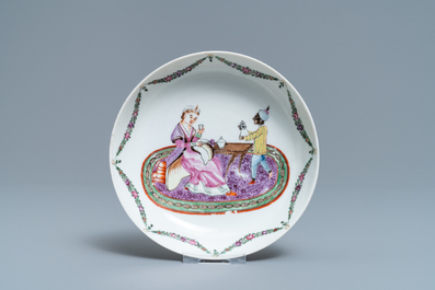 Een Chinese famille rose kop en schotel met een dame met haar dienaar, Qianlong