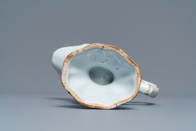 Une aigui&egrave;re casque en fa&iuml;ence blanche de Delft, 18&egrave;me