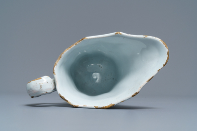 Une aigui&egrave;re casque en fa&iuml;ence blanche de Delft, 18&egrave;me