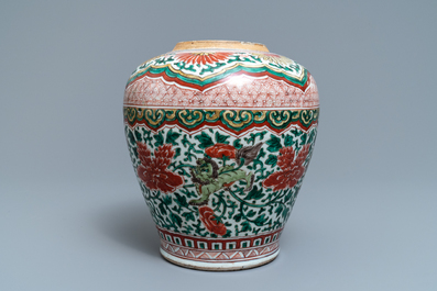 Un vase en porcelaine de Chine wucai &agrave; d&eacute;cor de lions bouddhistes, &eacute;poque Transition