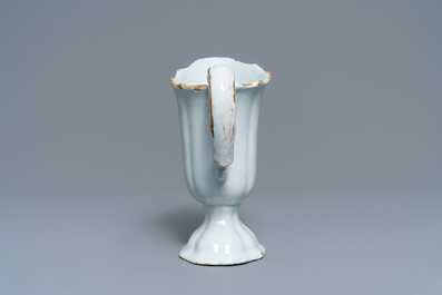Une aigui&egrave;re casque en fa&iuml;ence blanche de Delft, 18&egrave;me