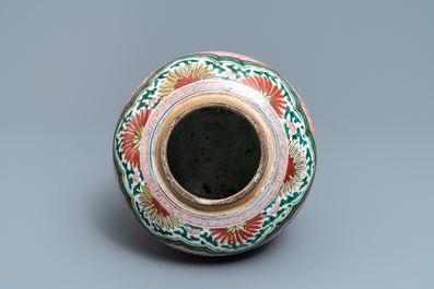 Un vase en porcelaine de Chine wucai &agrave; d&eacute;cor de lions bouddhistes, &eacute;poque Transition