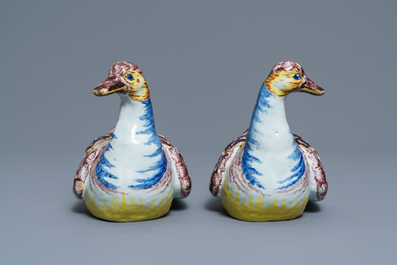 Une paire de terrines en forme de canards en fa&iuml;ence de Delft polychrome, 18&egrave;me