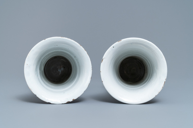 Une paire de vases en fa&iuml;ence de Delft polychrome &agrave; d&eacute;cor de chinoiserie, 18&egrave;me