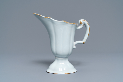 Une aigui&egrave;re casque en fa&iuml;ence blanche de Delft, 18&egrave;me