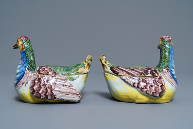 Une paire de terrines en forme de canards en fa&iuml;ence de Delft polychrome, 18&egrave;me