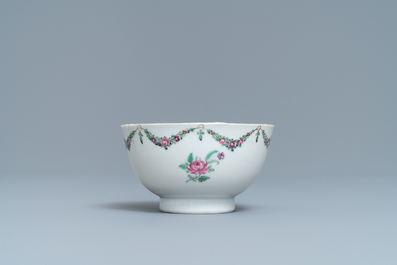 Een Chinese famille rose kop en schotel met een dame met haar dienaar, Qianlong
