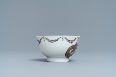 Een Chinese famille rose kop en schotel met een dame met haar dienaar, Qianlong